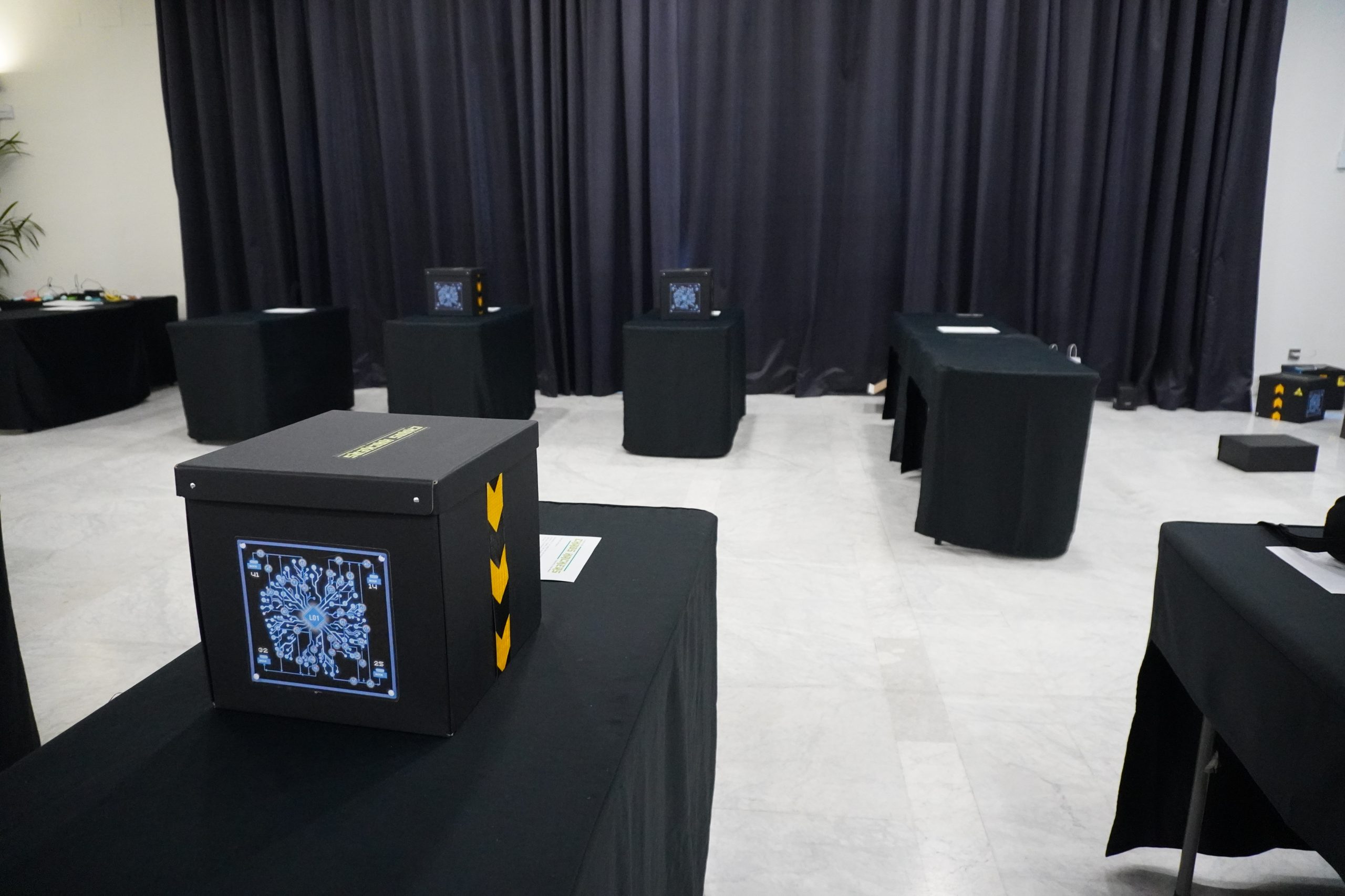 Team building escape room para equipos internacionales trabajando juntos en inglés