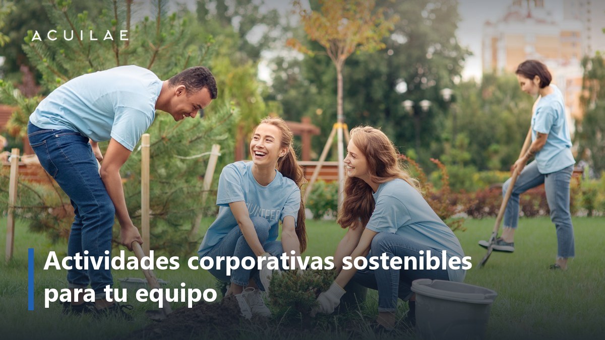 Actividades corporativas sostenibles: equipo de empresa plantando árboles en un parque durante una actividad sostenible