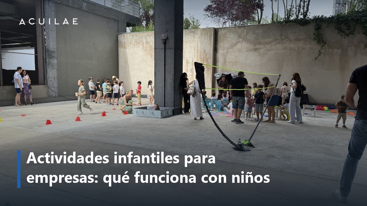 Actividades infantiles para empresas: niños y padres en un patio durante una actividad de empresa