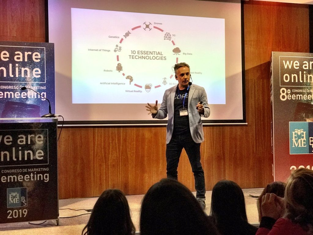 Aplicaciones de la inteligencia artificial en empresas: Pedro Diezma explicando inteligencia artificial al equipo de una empresa en una sesión interna