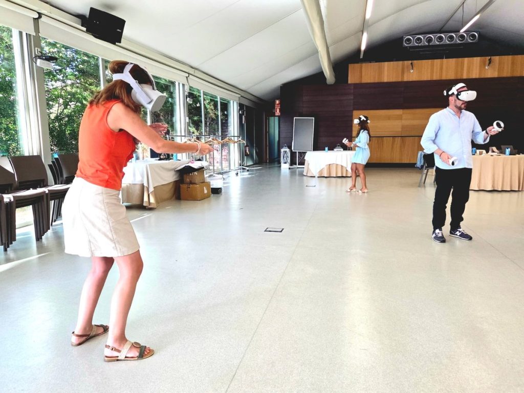 Cómo organizar un evento corporativo: participantes con gafas de realidad virtual jugando en la sala de un evento corporativo