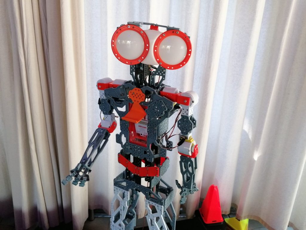 Cómo organizar un evento corporativo: robot de construcción preparado en la entrada de la sala de un evento de empresa