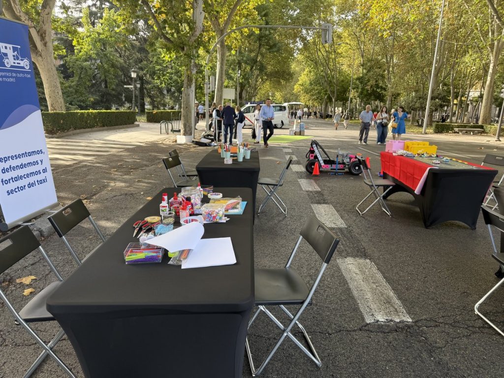 Family day para empresas: mesas de pruebas de una gymkana familiar en una calle cortada para el family day