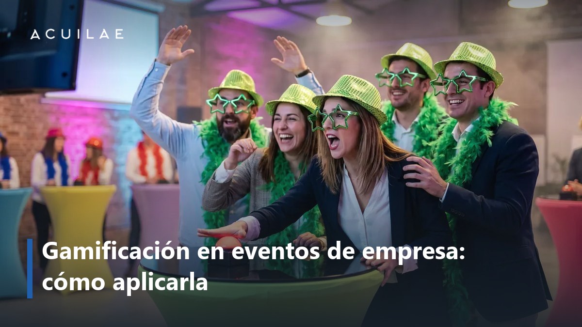 Gamificación en eventos de empresa: equipo con sombreros verdes celebrando un acierto en el pulsador del concurso