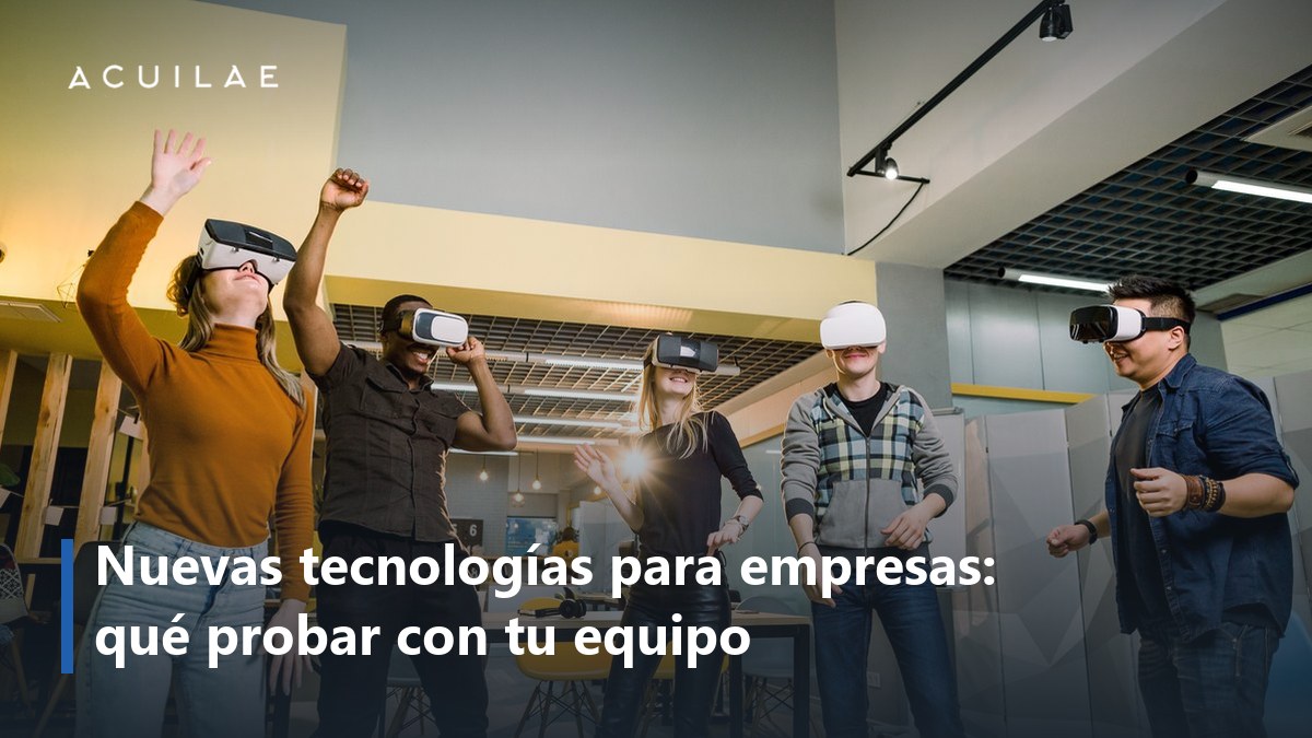 Nuevas tecnologías para empresas: grupo de empleados con gafas de realidad virtual en una sala de la empresa