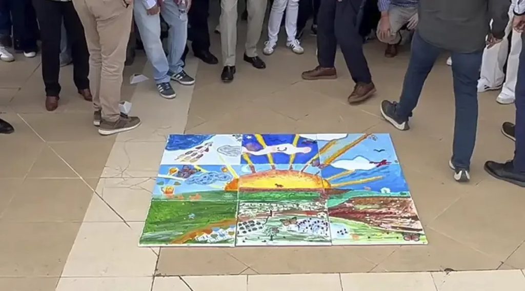 Regalos originales para empresas: cuadro corporativo pintado por partes por los equipos, montado en el suelo