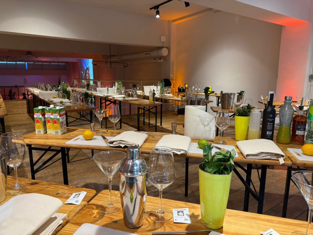 Regalos originales para empresas: sala montada para el taller de coctelería con cocteleras y fruta en cada puesto