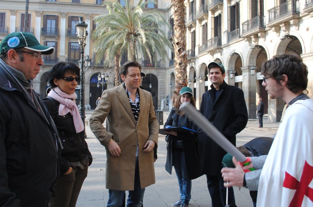 Team building en Valencia: equipo resolviendo una prueba de la gymkana en una plaza con los actores del juego