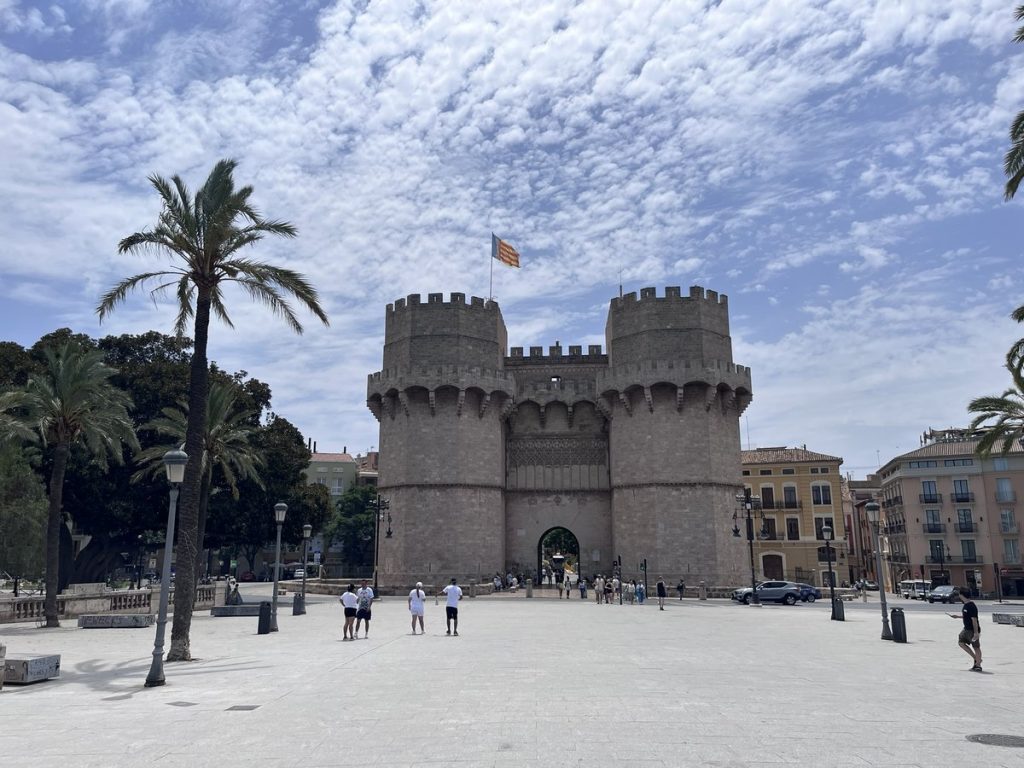 Team building en Valencia: las Torres de Serranos, puerta del centro histórico donde termina el paseo tras el evento