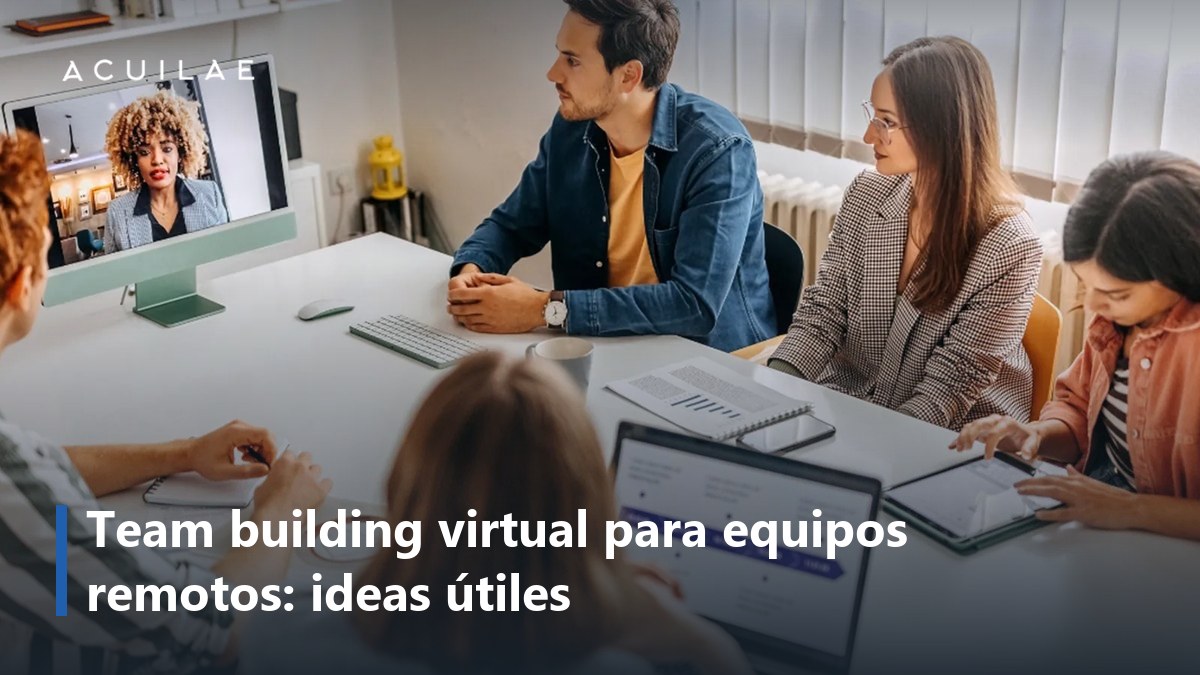 Team building virtual para equipos remotos: equipo en una sala de reuniones con compañeros conectados por videollamada en la pantalla
