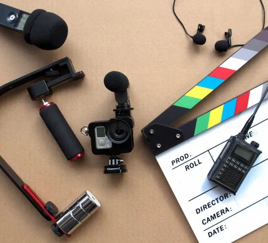 Material de rodaje con claqueta, cámara de acción y micrófonos para el taller AI Movie Making