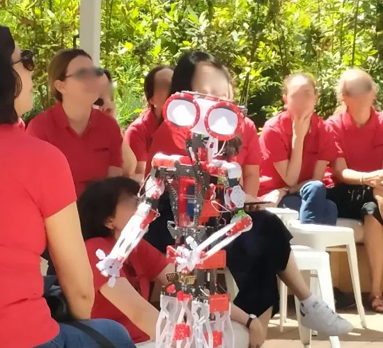 Equipo junto al robot que ha construido en la actividad Build Your Own Robot