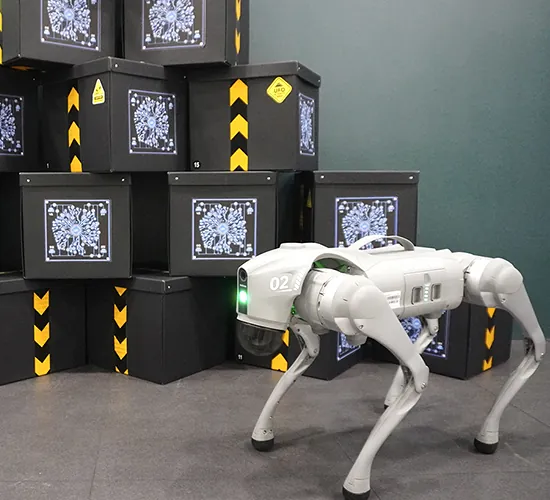 Perro robot y cajas de enigmas apiladas, el escape room tecnológico Escape Quest