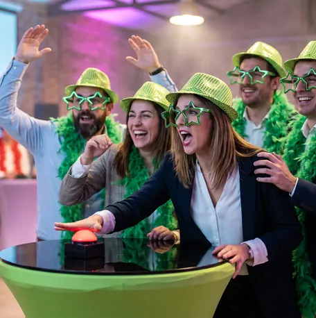 Furor para empresas: TV show musical con equipos caracterizados en sus atriles