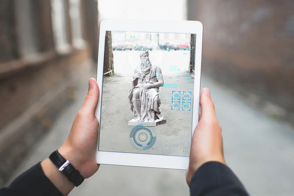 Tablet que muestra una estatua en realidad aumentada, una de las tecnologías de la gymkhana navideña