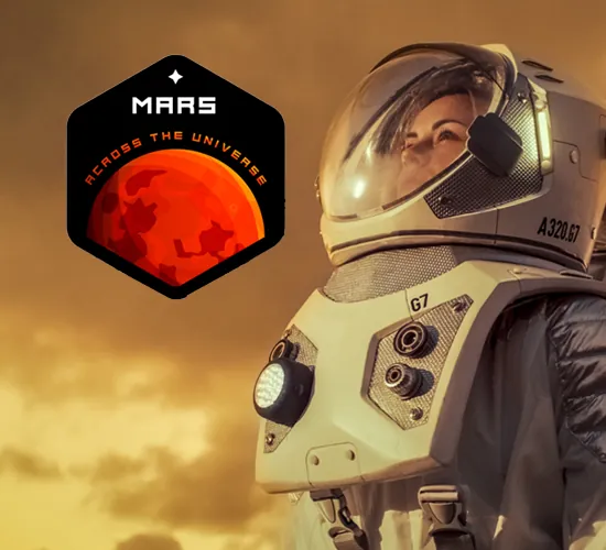 Astronauta con casco junto al emblema Mars Across the Universe del reto Misión Marte