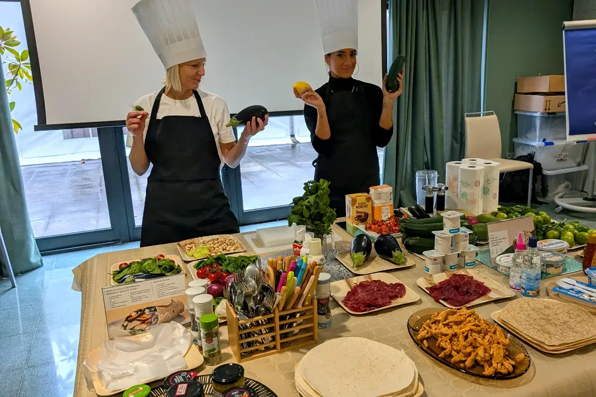 Chefs de Acuilae con los ingredientes al inicio de un taller de cocina para empresas