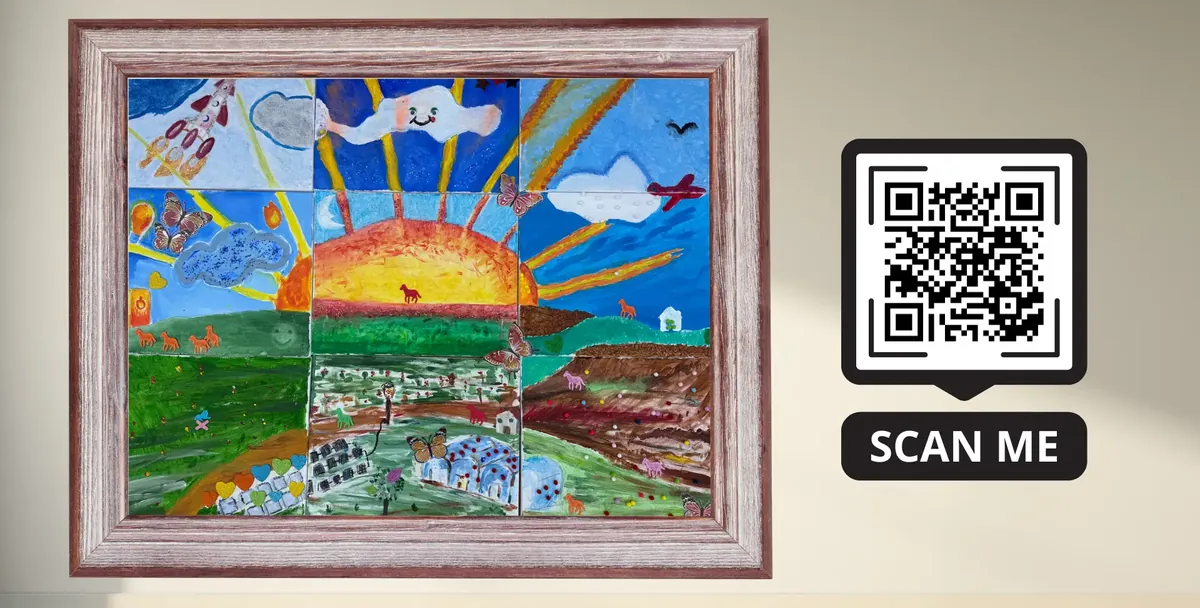 Cuadro final enmarcado compuesto por nueve lienzos junto a un código QR de realidad aumentada