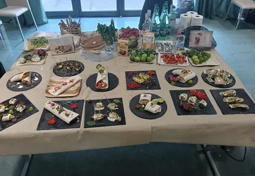 Mesa con los platos preparados por los equipos en un evento gastronómico de empresa