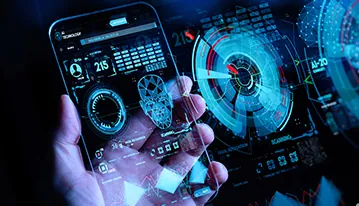 Mano sosteniendo un móvil transparente con interfaces holográficas que evocan las tecnologías emergentes