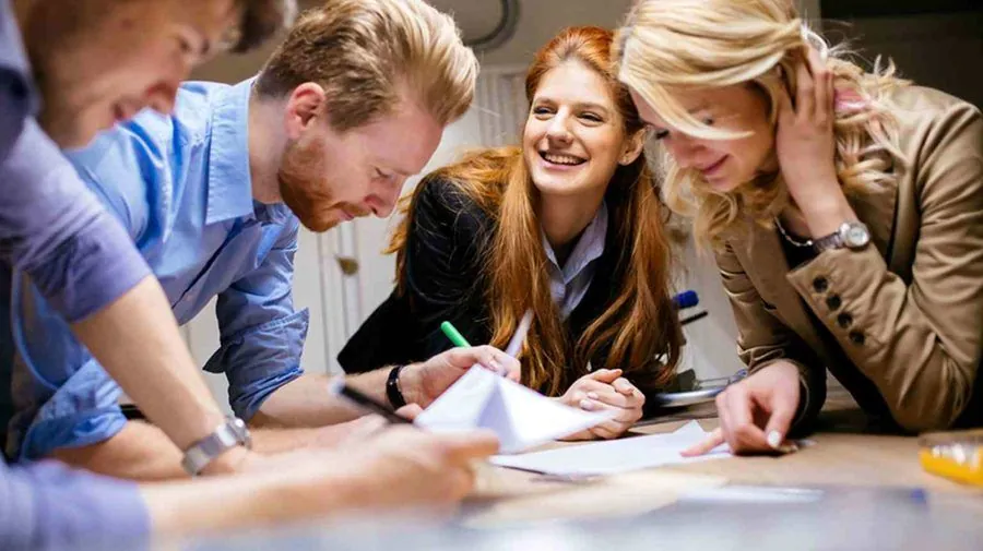 Equipo colaborando en un hackathon corporativo de Acuilae