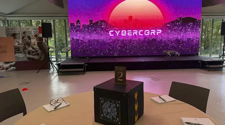 Sala preparada para el escape room Cybercorp, una dinámica de team building diseñada por Pedro Diezma
