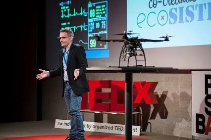 Pedro Diezma durante su charla TEDx con un dron en el escenario
