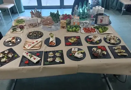 Mesa con los platos preparados por los equipos en un MasterChef para empresas