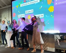 Equipos de Accenture celebrando en el escenario del Concurso TV de Acuilae