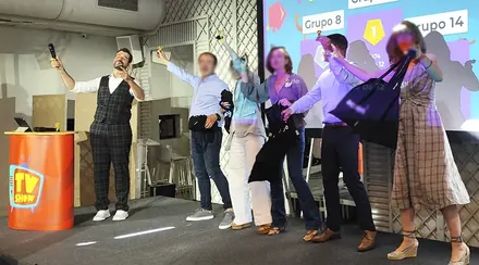 Presentador con el equipo ganador del quiz