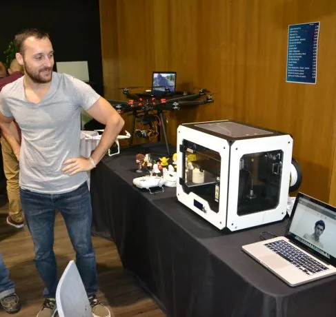 Impresora 3D, dron y figuras en miniatura expuestos en el Parque de Atracciones de Madrid
