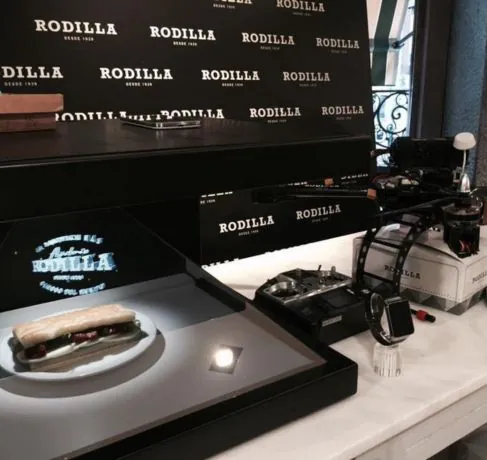 Demostración para Rodilla con sándwich en vitrina holográfica, dron de reparto y smartwatch