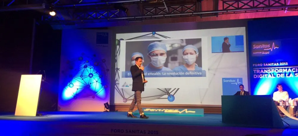 Ponente hablando sobre eHealth en el escenario del Foro Sanitas de transformación digital