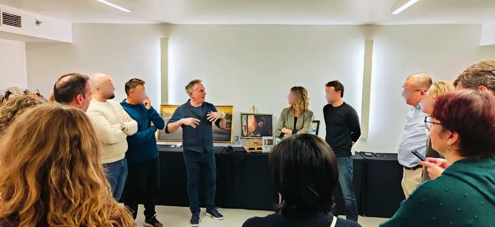 Presentador explicando cuadros interactivos a un grupo de Coca-Cola en un taller tecnológico