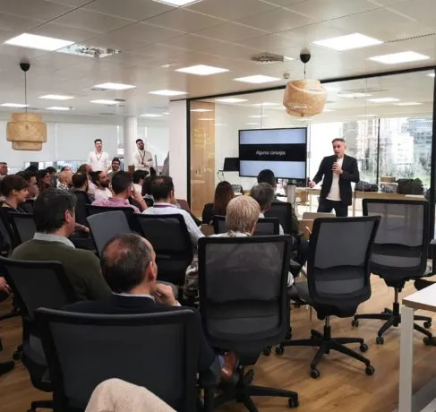 Ponente presentando ante un grupo sentado en la formación tecnológica para Eulen