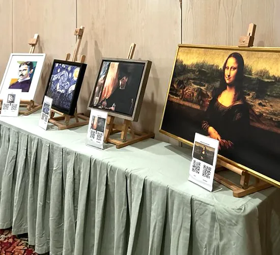 Reproducciones de cuadros famosos en caballetes con códigos QR para una experiencia artística