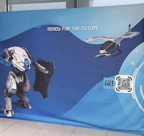 Photocall con ilustración futurista y código QR para activar realidad aumentada