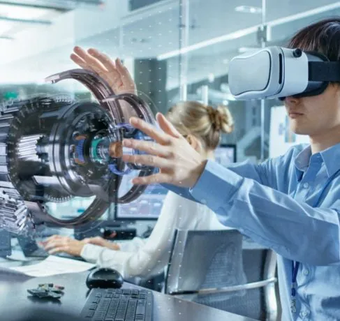 Profesional con gafas de realidad virtual manipula una pieza mecánica holográfica en una oficina