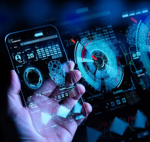 Mano sosteniendo un móvil transparente con interfaz holográfica de inteligencia artificial