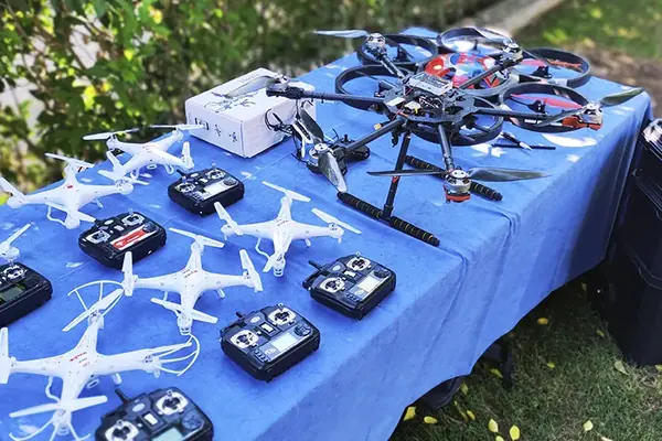 Drones y mandos preparados para una actividad de team building tecnológico